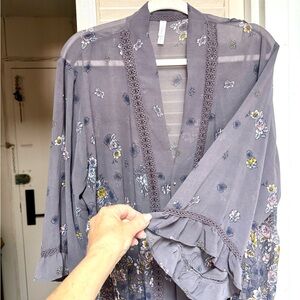 TAUPE KIMONO 👘 W LACE TRIM FRONT LACE TRIM RUFFLE SLEEVES 22”P 27”L 31”Ft -NWOT